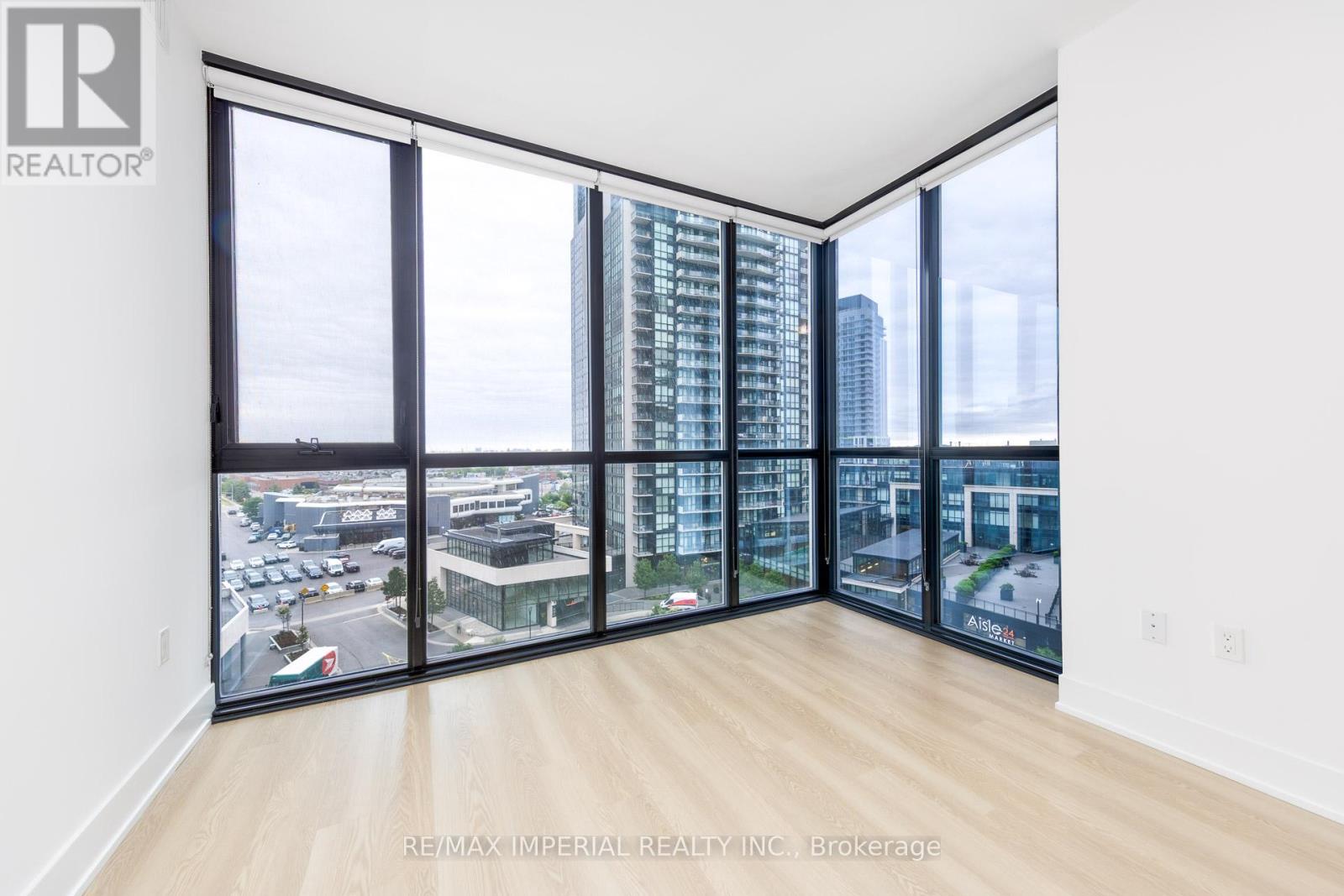 Photo 10 of 701 2916 Highway 7, Vaughan ON