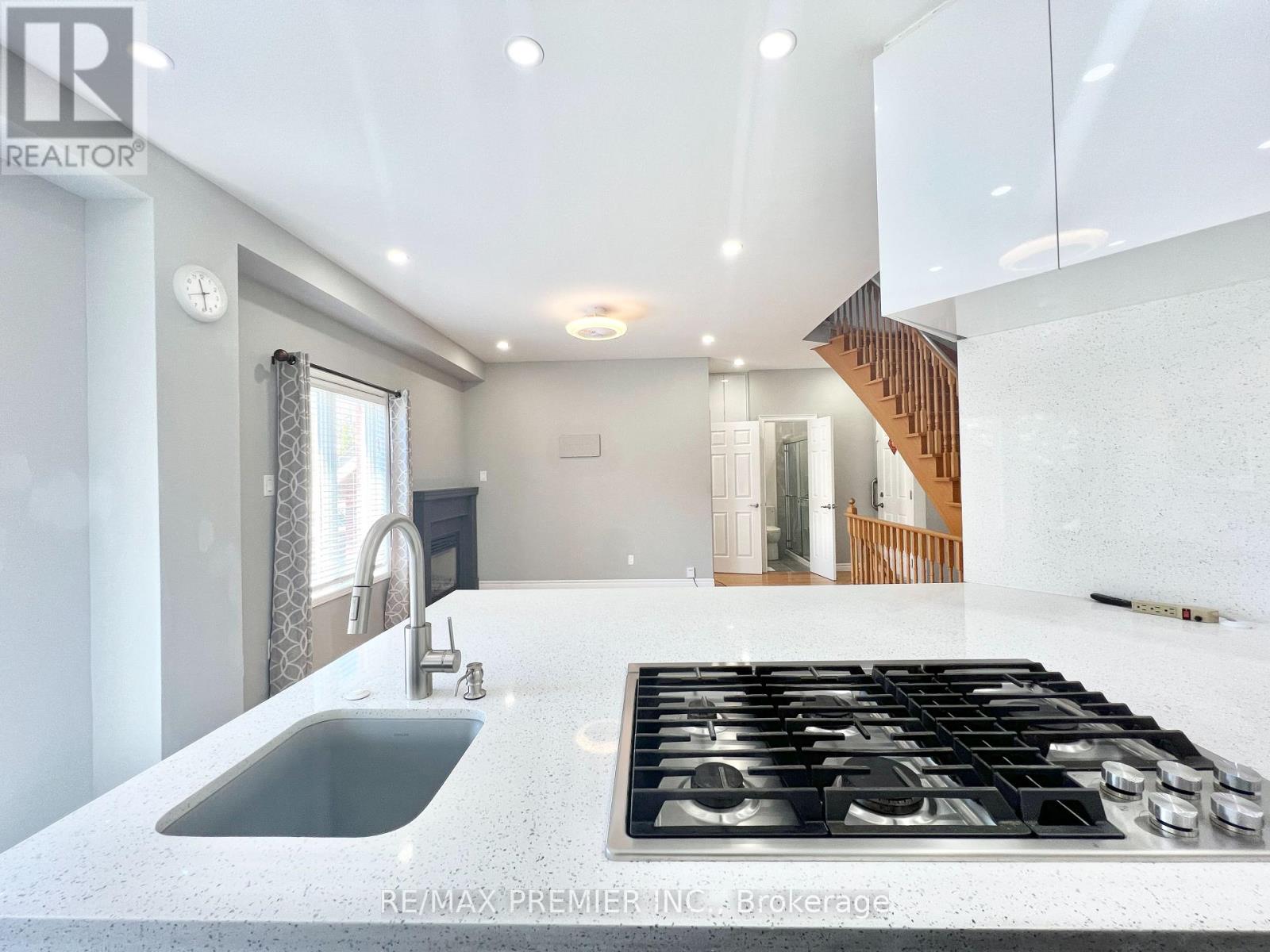 Photo 10 of 155 Penndutch Circle, Whitchurchstouffville ON