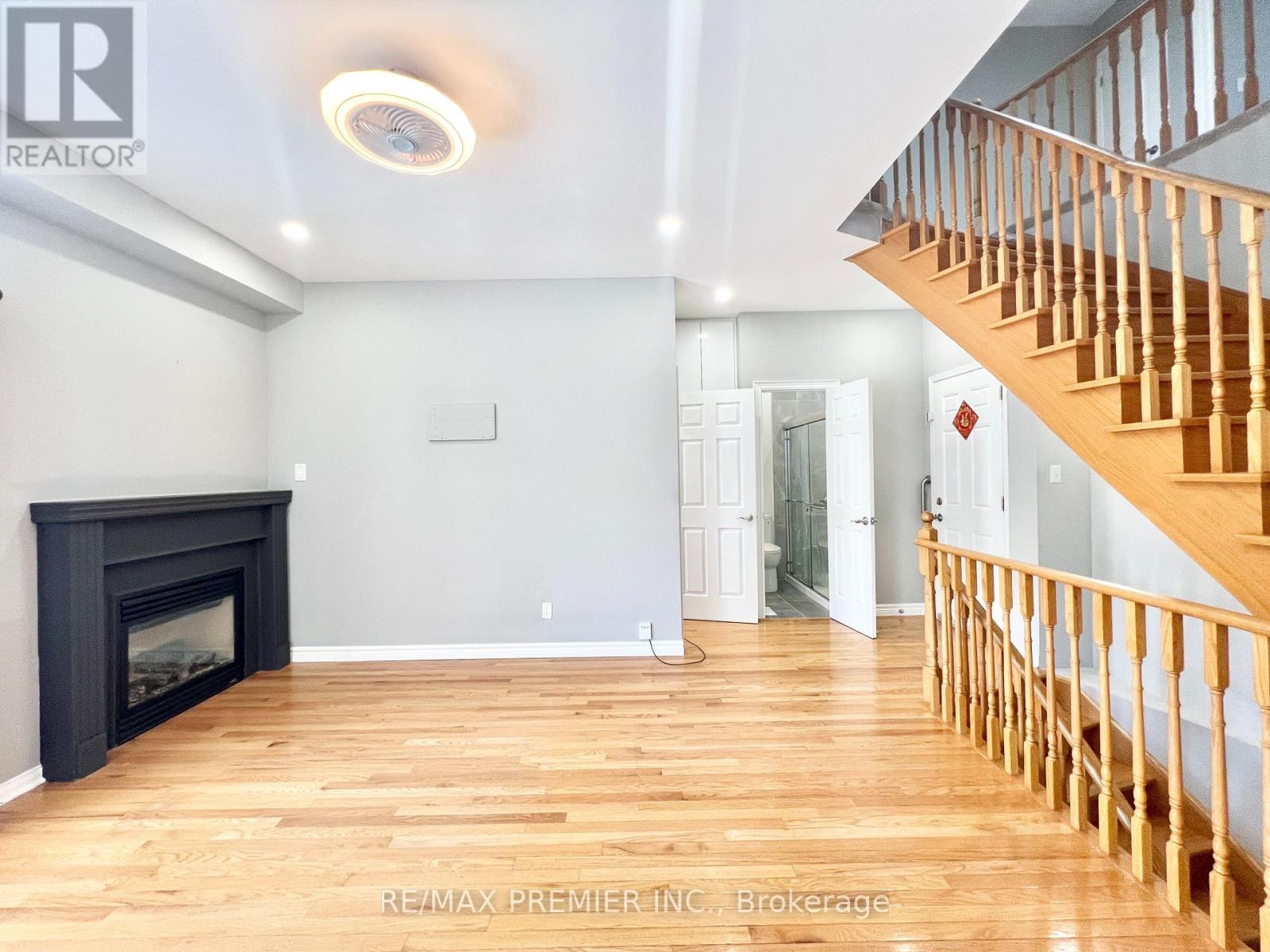 Photo 11 of 155 Penndutch Circle, Whitchurchstouffville ON