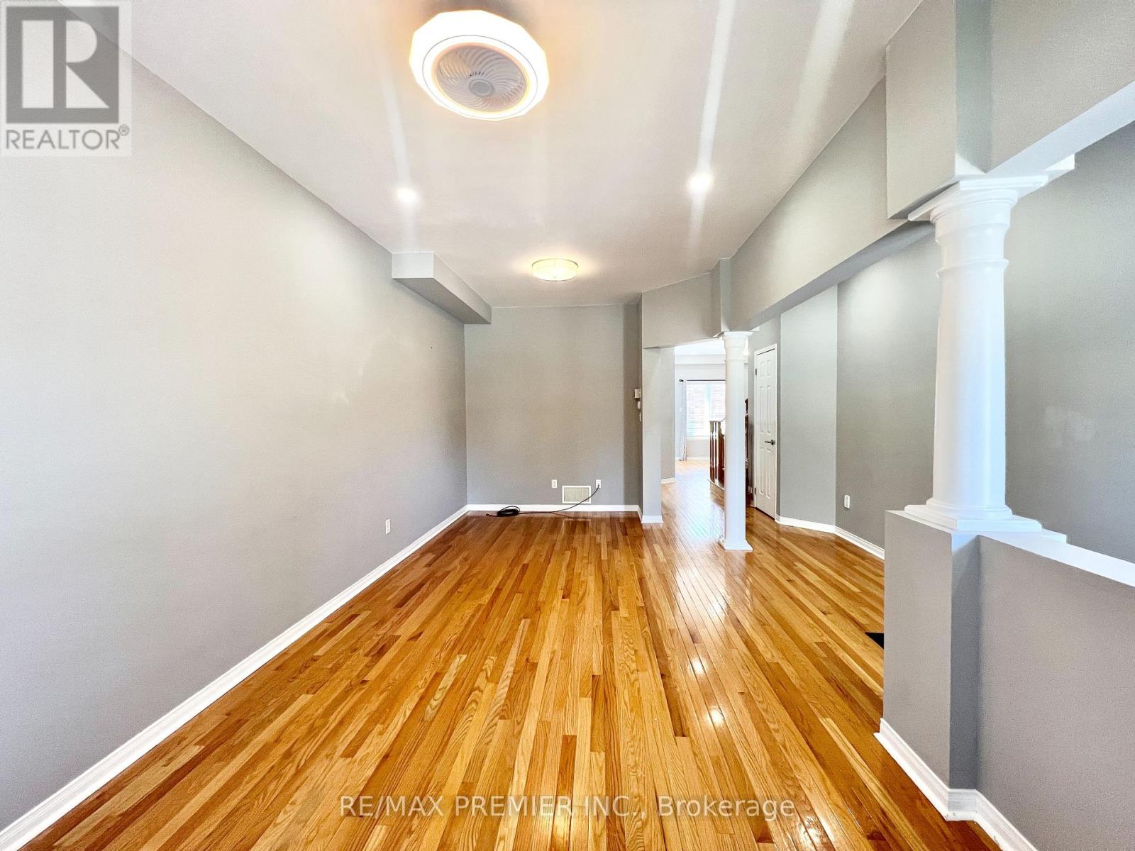 Photo 4 of 155 Penndutch Circle, Whitchurchstouffville ON