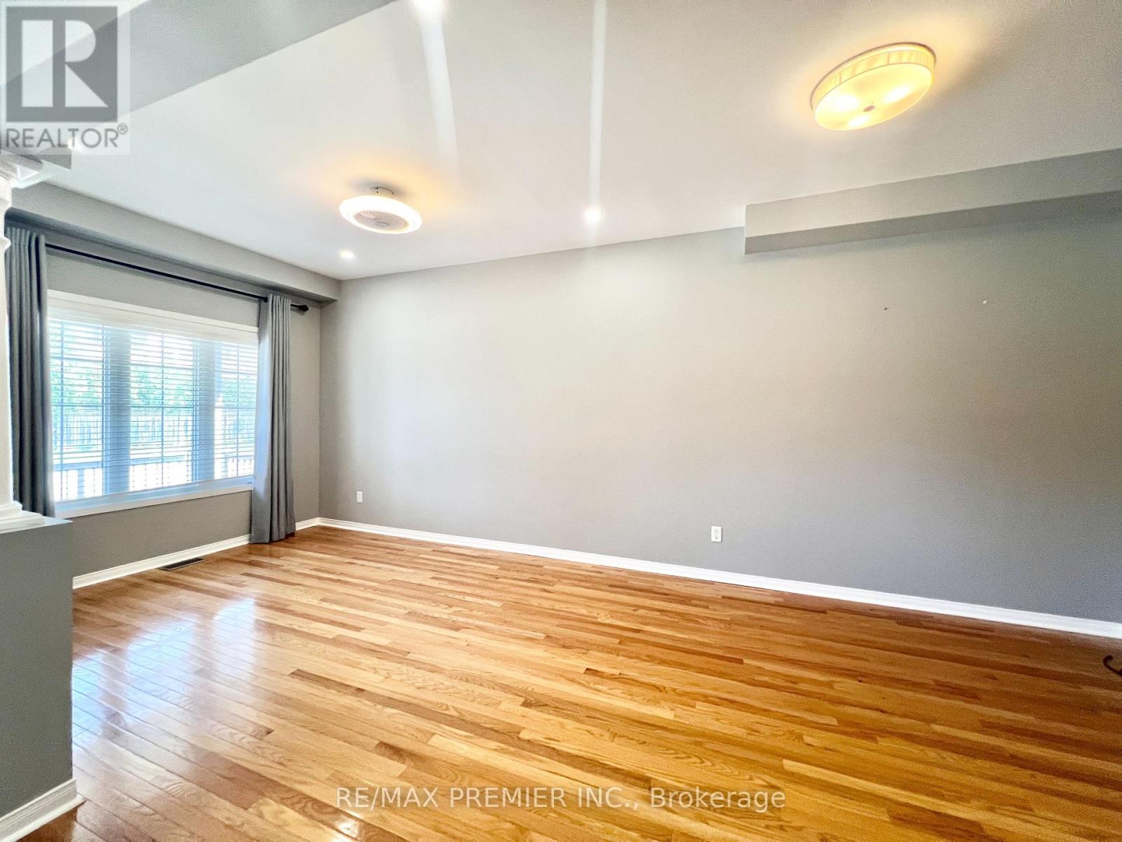 Photo 5 of 155 Penndutch Circle, Whitchurchstouffville ON