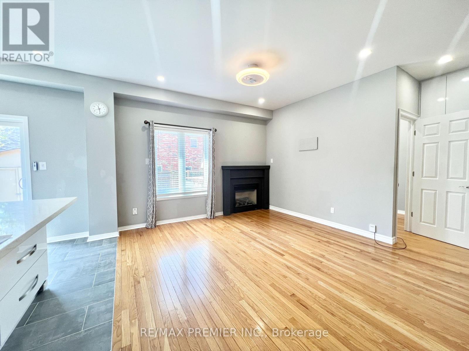 Photo 6 of 155 Penndutch Circle, Whitchurchstouffville ON