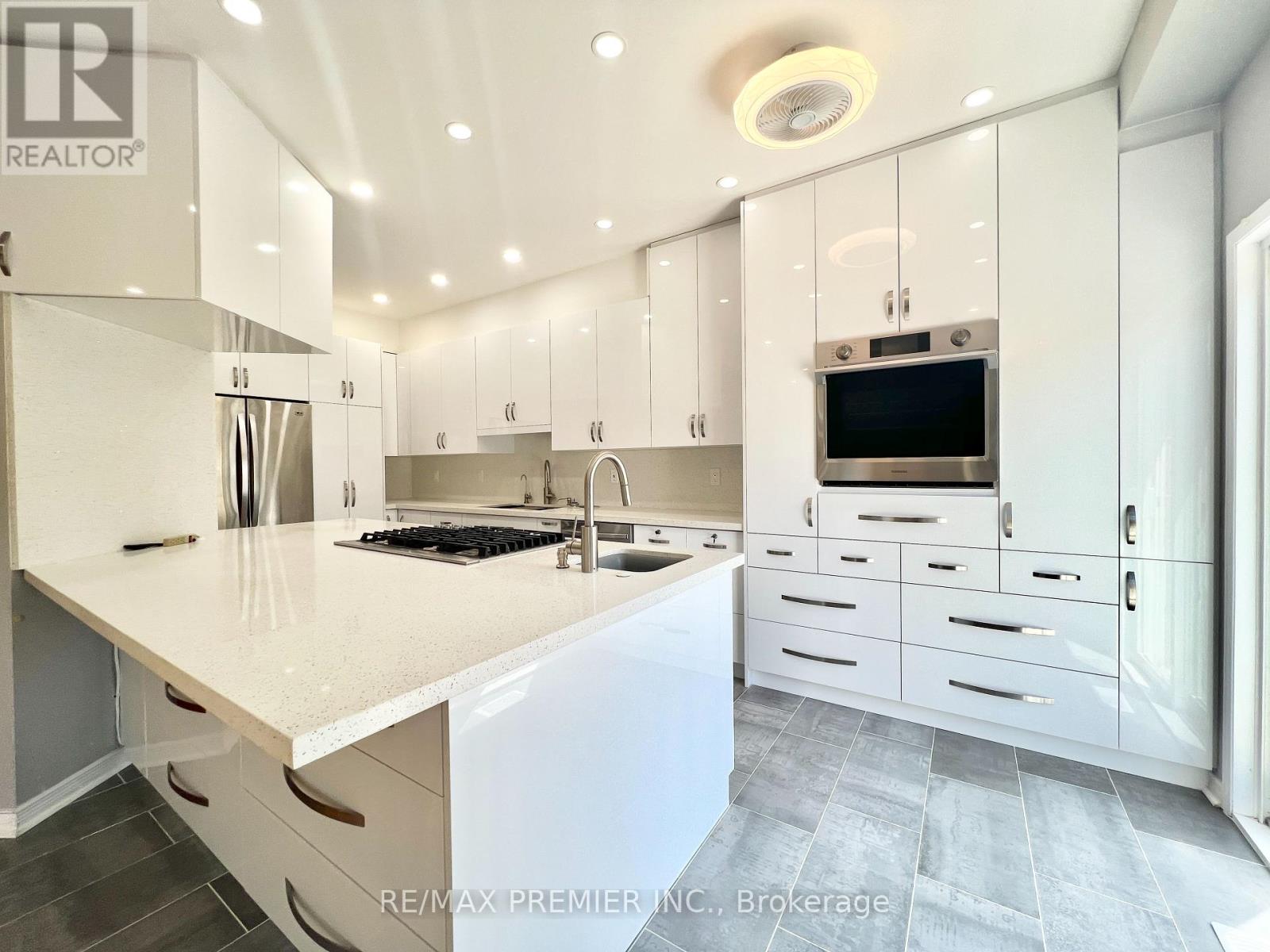 Photo 8 of 155 Penndutch Circle, Whitchurchstouffville ON