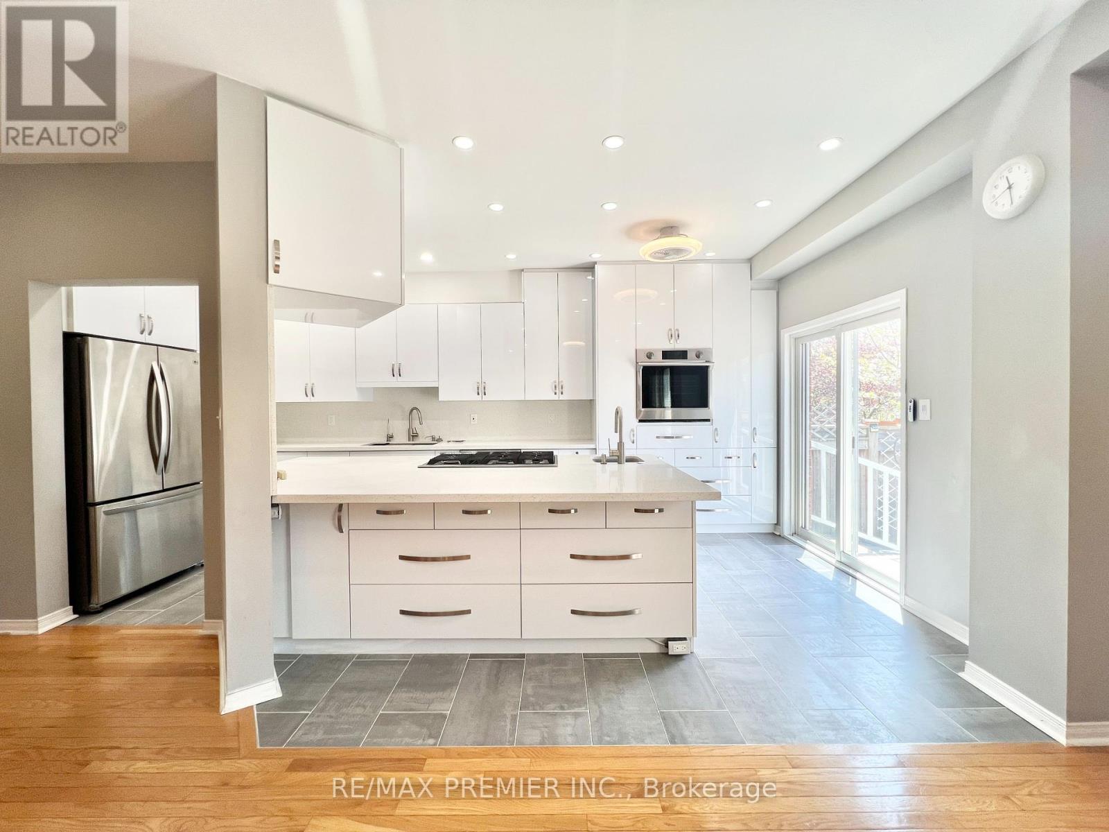 Photo 9 of 155 Penndutch Circle, Whitchurchstouffville ON