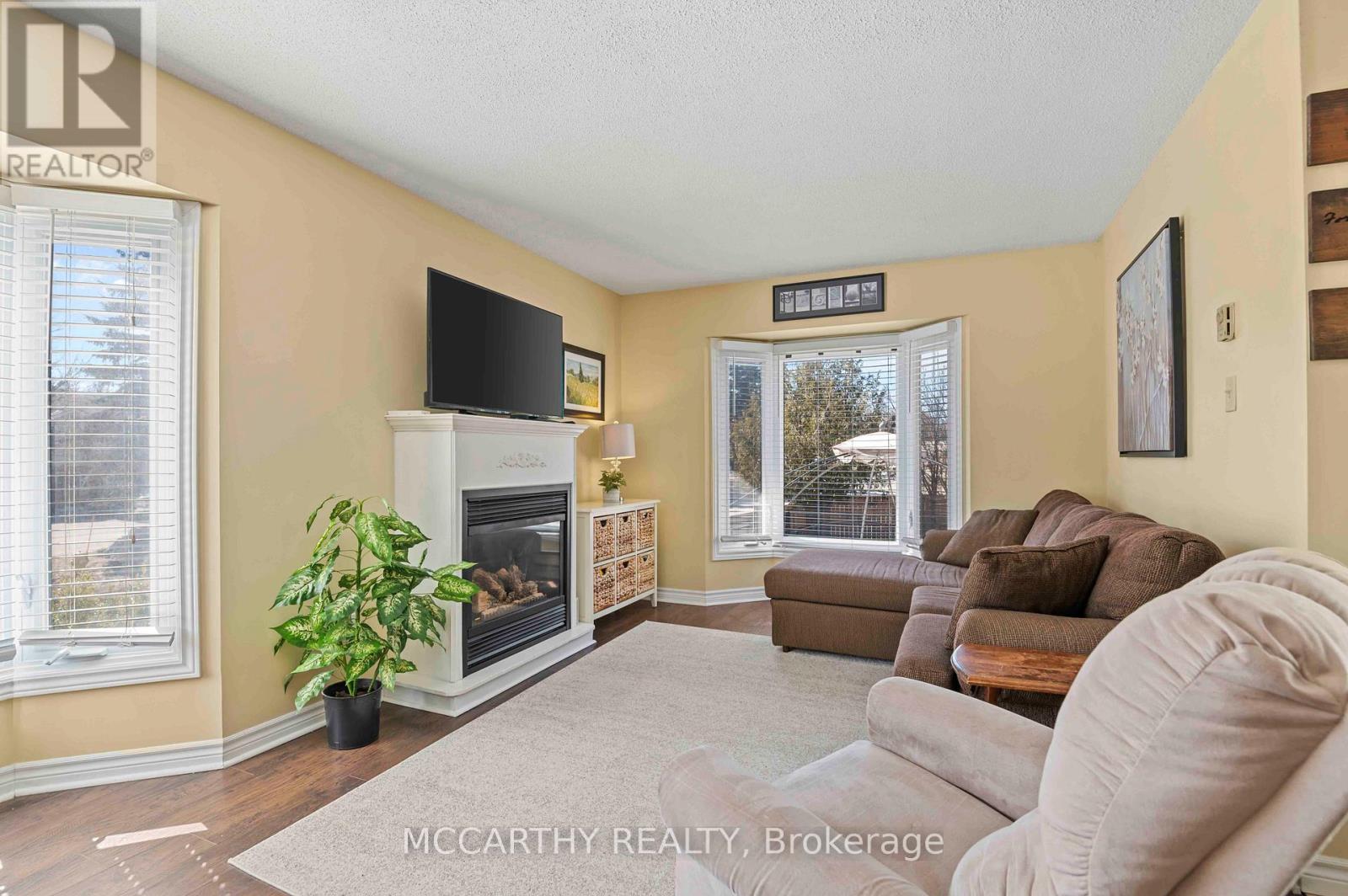 Photo 5 of 300 Shelburne Place, Shelburne ON