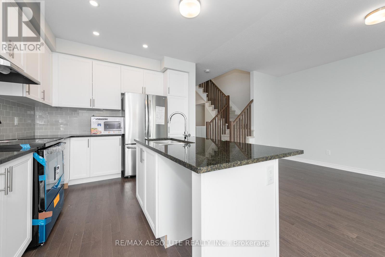 Photo 10 of 104 Mesa Drive, Ottawa ON