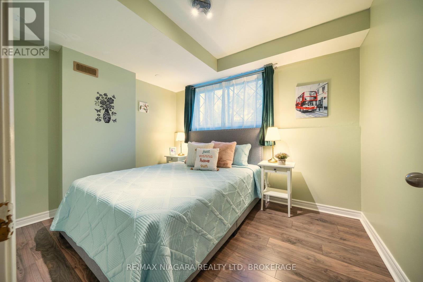 Photo 35 of 90 Mary Street, Niagaraonthelake ON