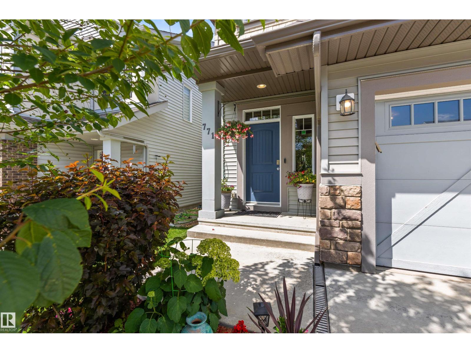 Photo 3 of 771 Eagleson Cr Nw, Edmonton AB