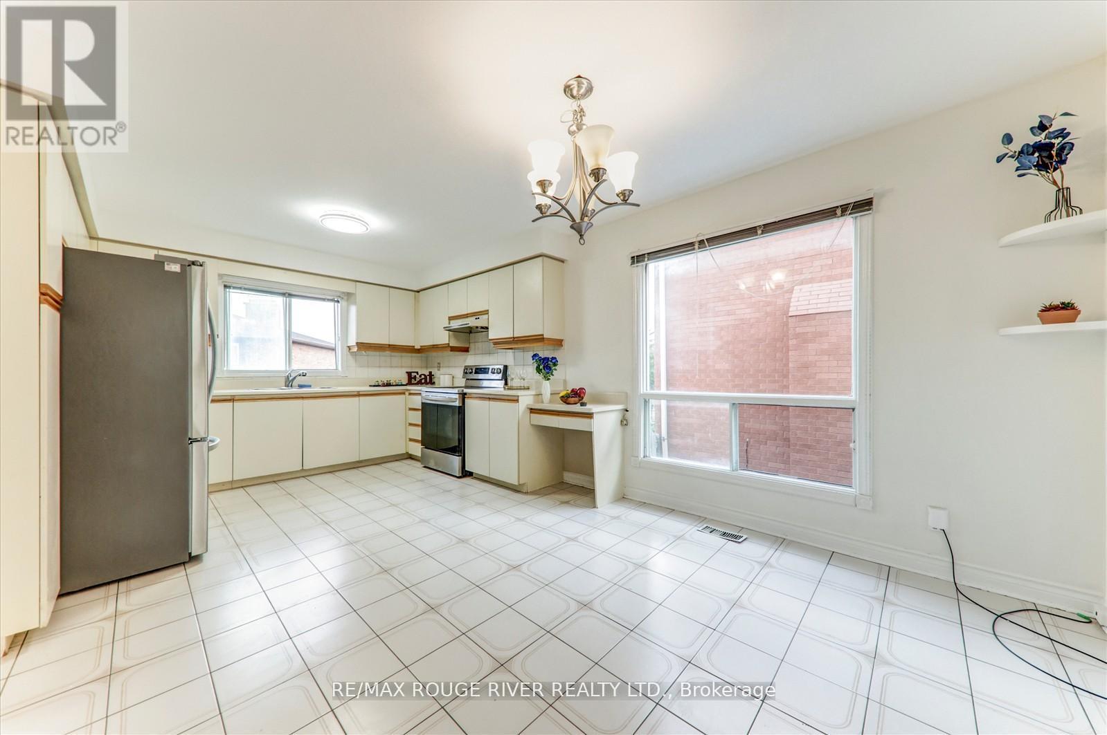Photo 11 of 23 Jackman Crescent, Vaughan ON