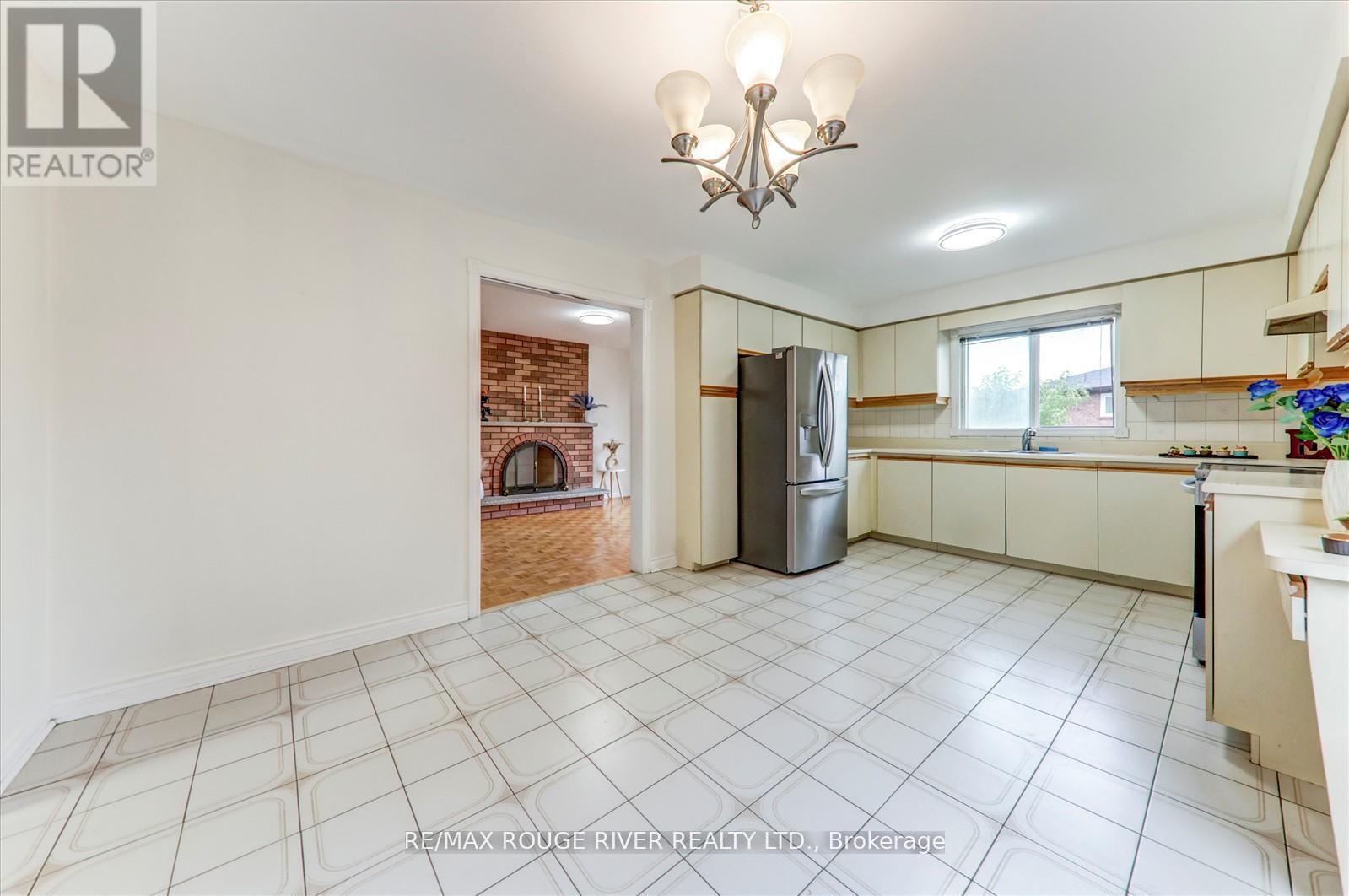 Photo 12 of 23 Jackman Crescent, Vaughan ON
