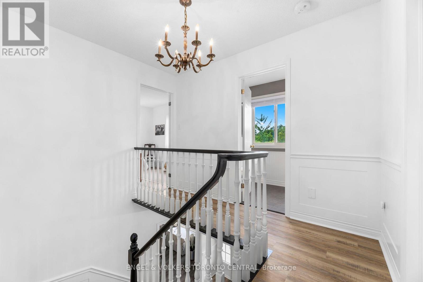 Photo 19 of 204 Killarney Grove, London North ON