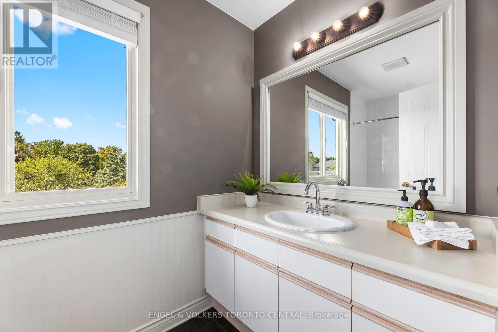 Photo 23 of 204 Killarney Grove, London North ON