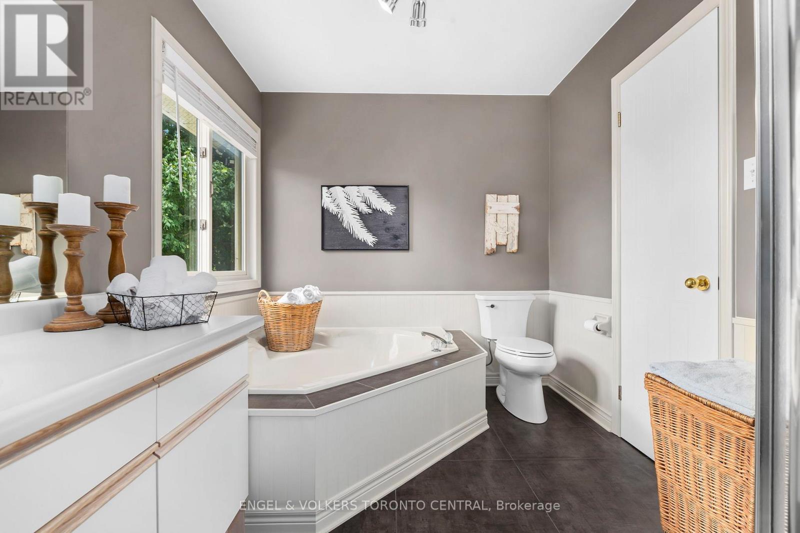 Photo 27 of 204 Killarney Grove, London North ON