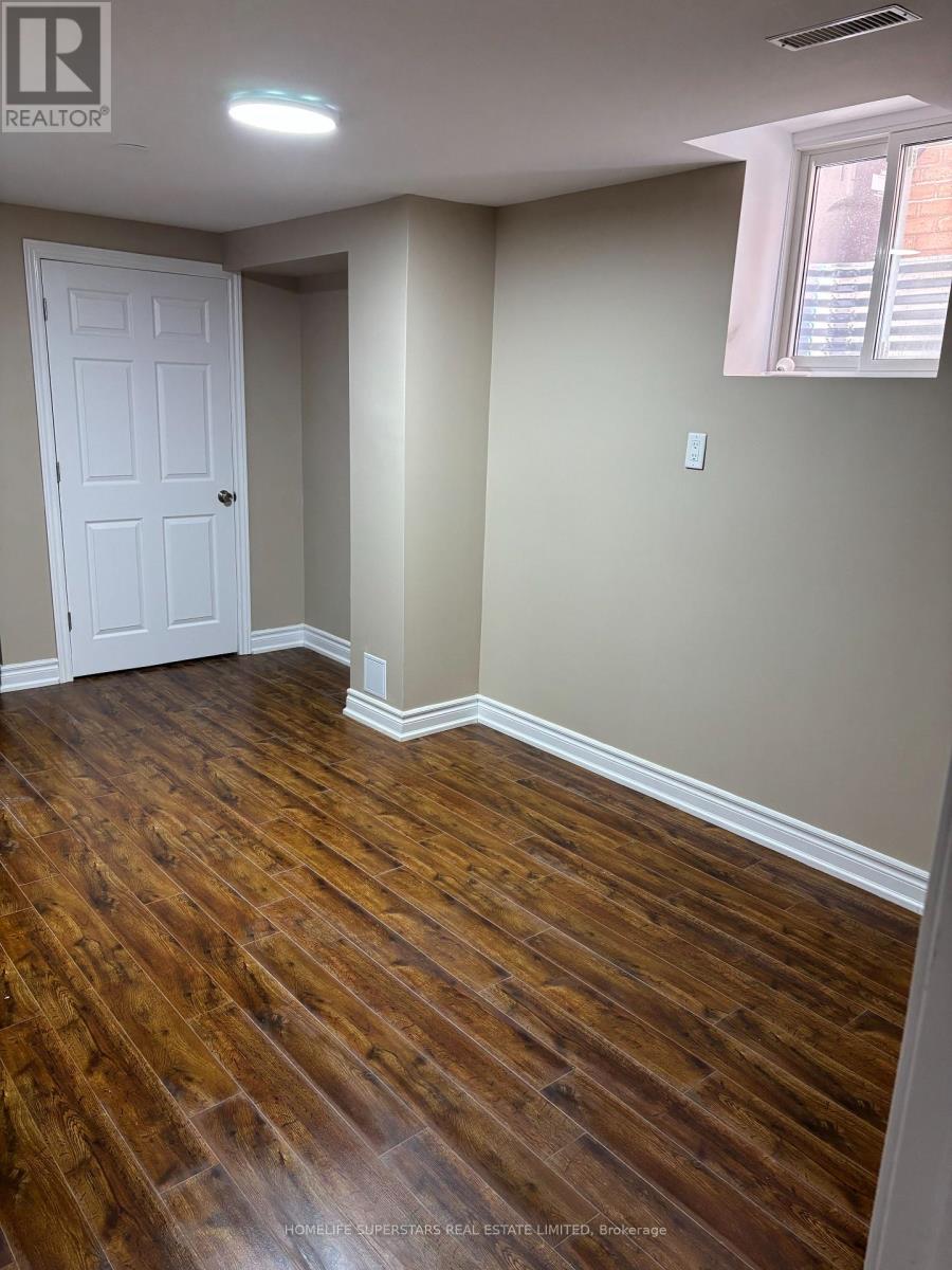 Photo 3 of 32 Willick Place E, Brampton ON