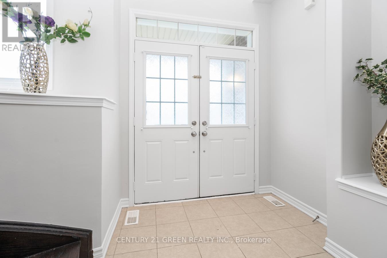 Photo 3 of 86 Leadenhall Road, Brampton ON