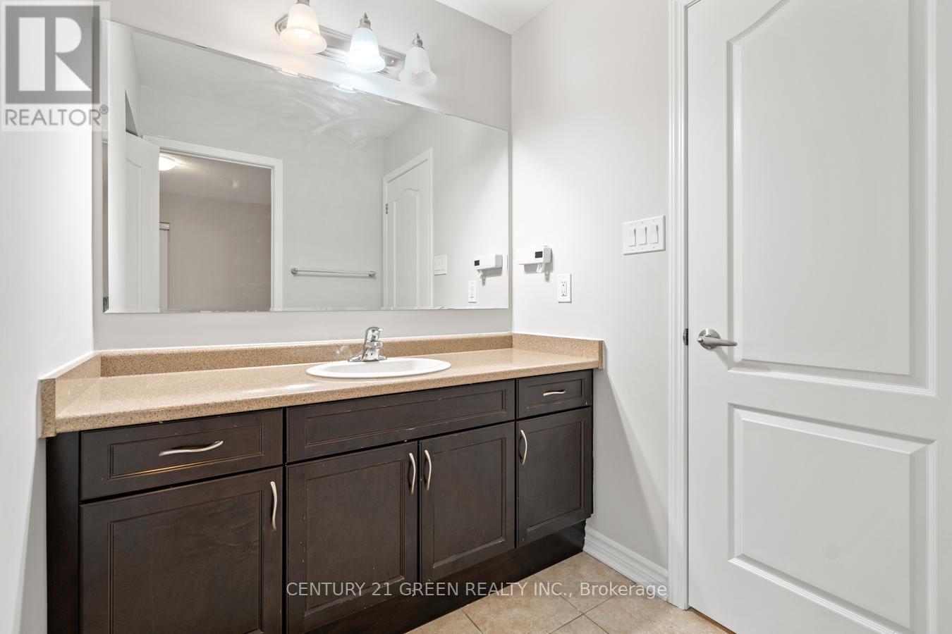Photo 9 of 86 Leadenhall Road, Brampton ON