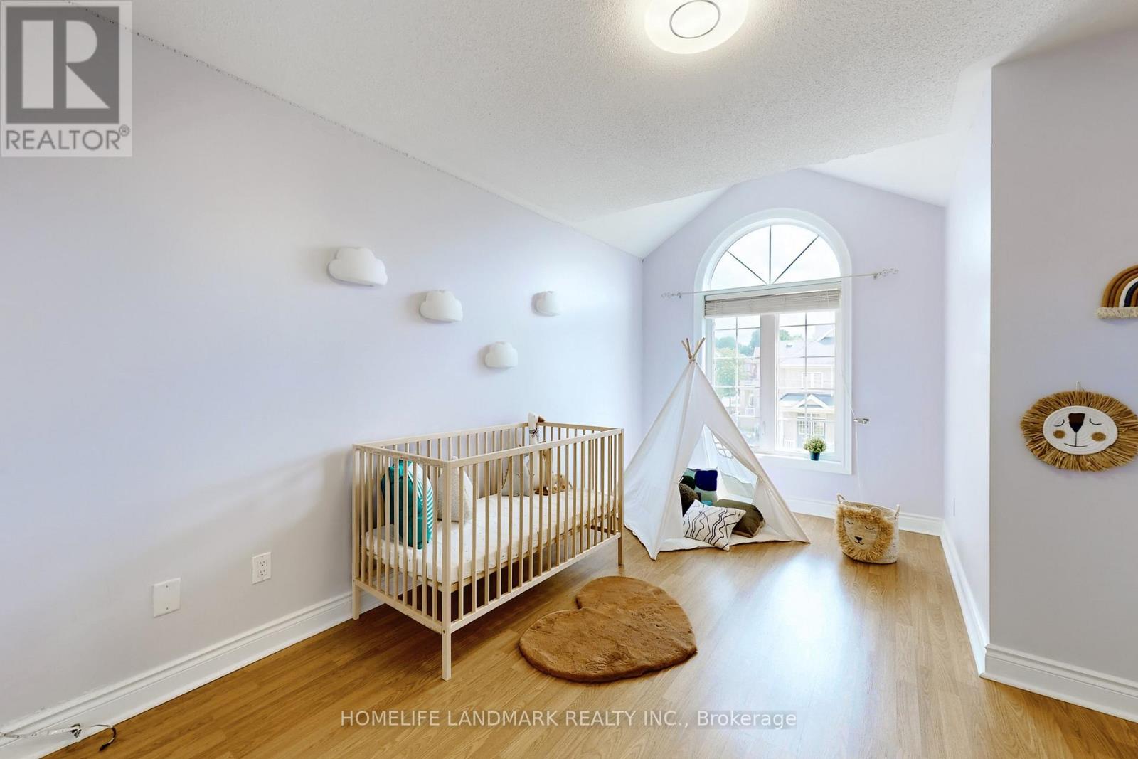 Photo 11 of 496 Foxcroft Boulevard, Newmarket ON