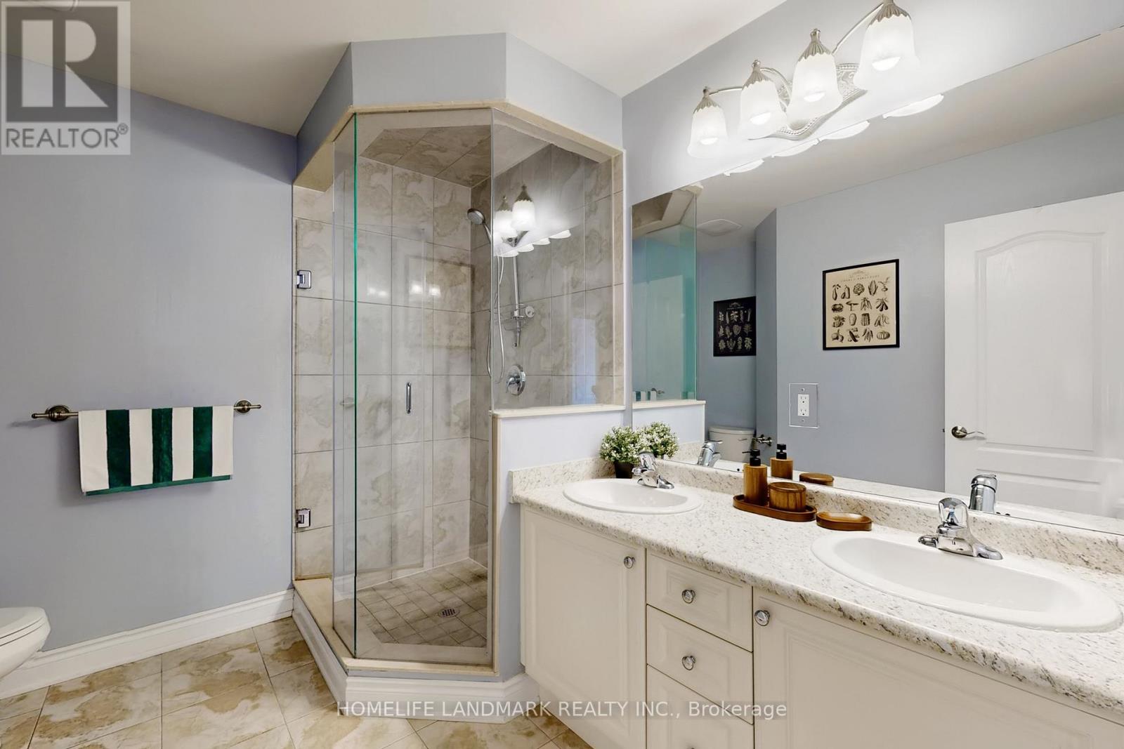 Photo 12 of 496 Foxcroft Boulevard, Newmarket ON