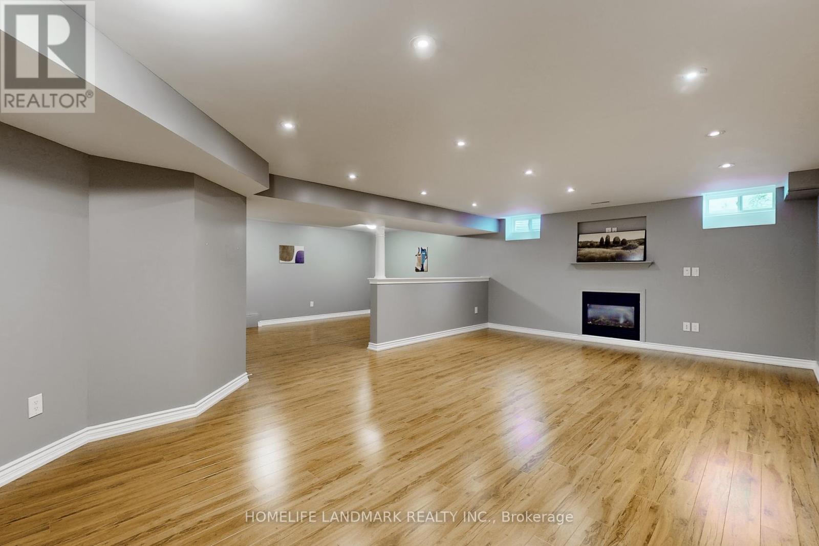 Photo 13 of 496 Foxcroft Boulevard, Newmarket ON