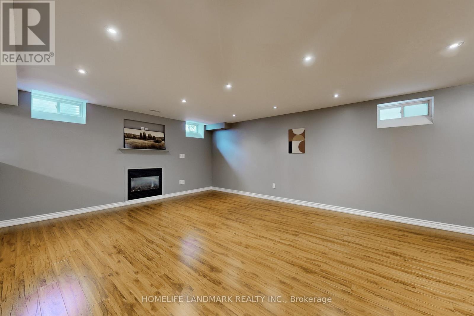 Photo 15 of 496 Foxcroft Boulevard, Newmarket ON