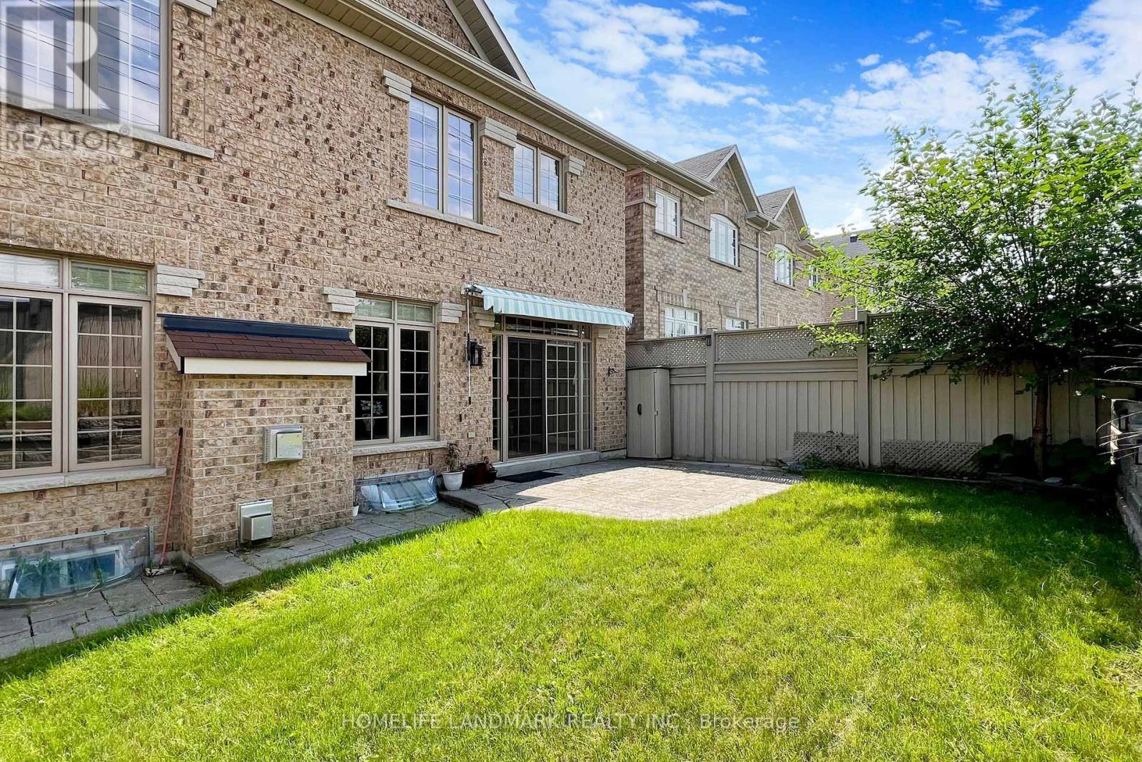 Photo 18 of 496 Foxcroft Boulevard, Newmarket ON