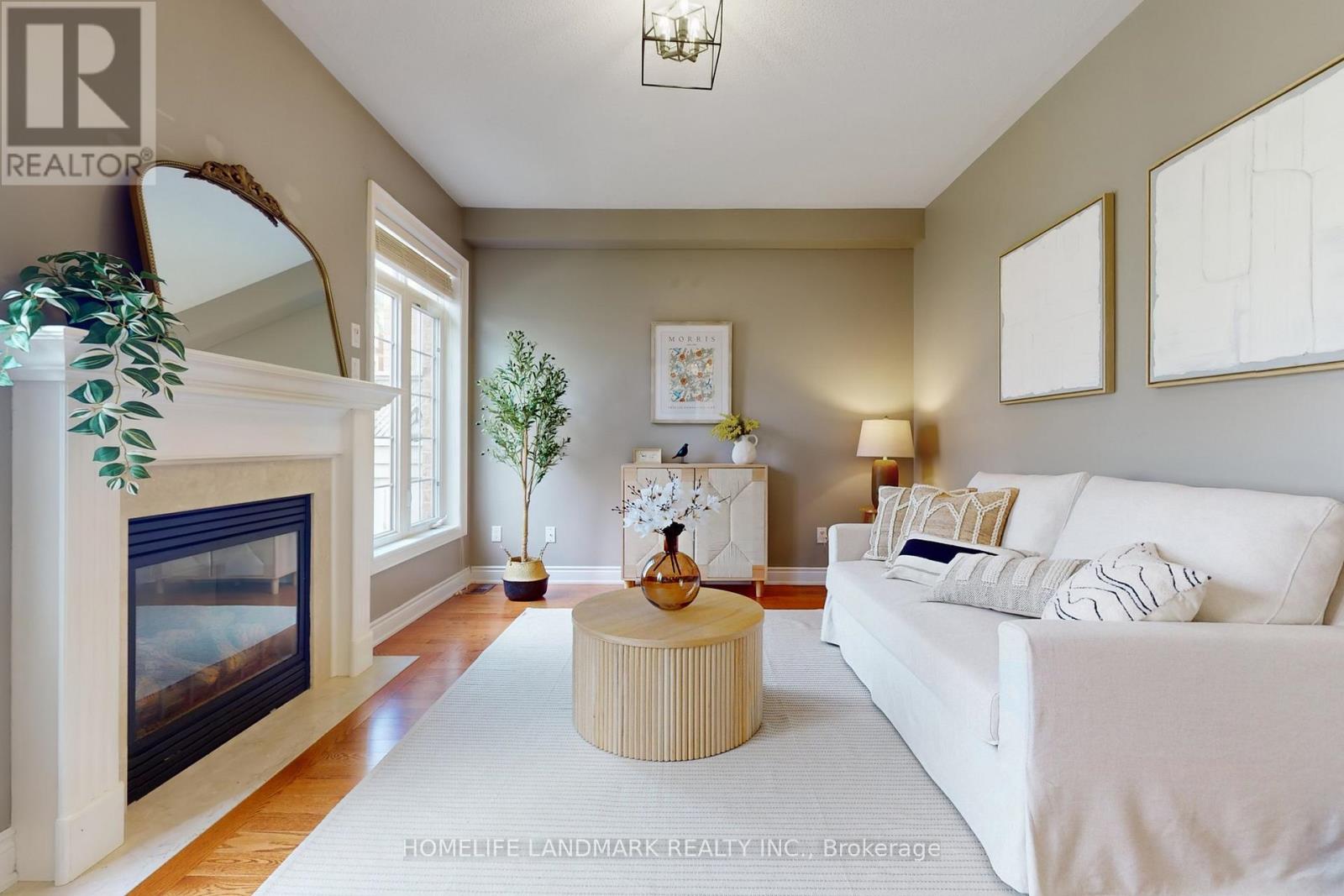 Photo 2 of 496 Foxcroft Boulevard, Newmarket ON