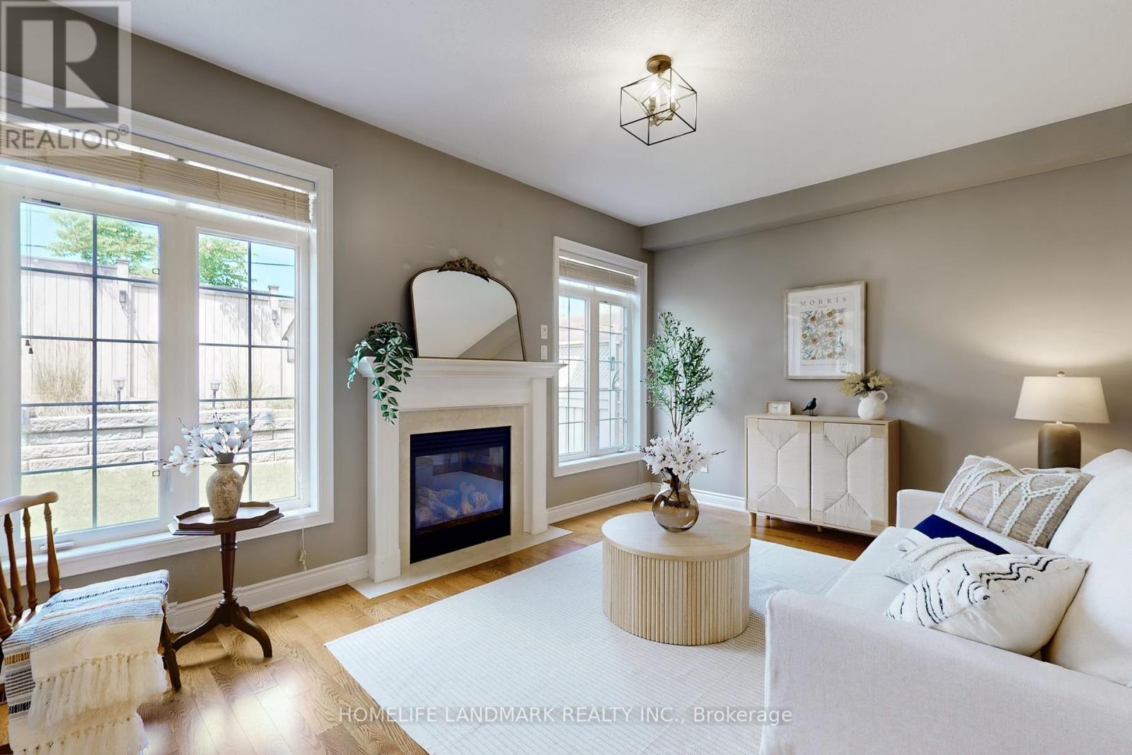 Photo 3 of 496 Foxcroft Boulevard, Newmarket ON