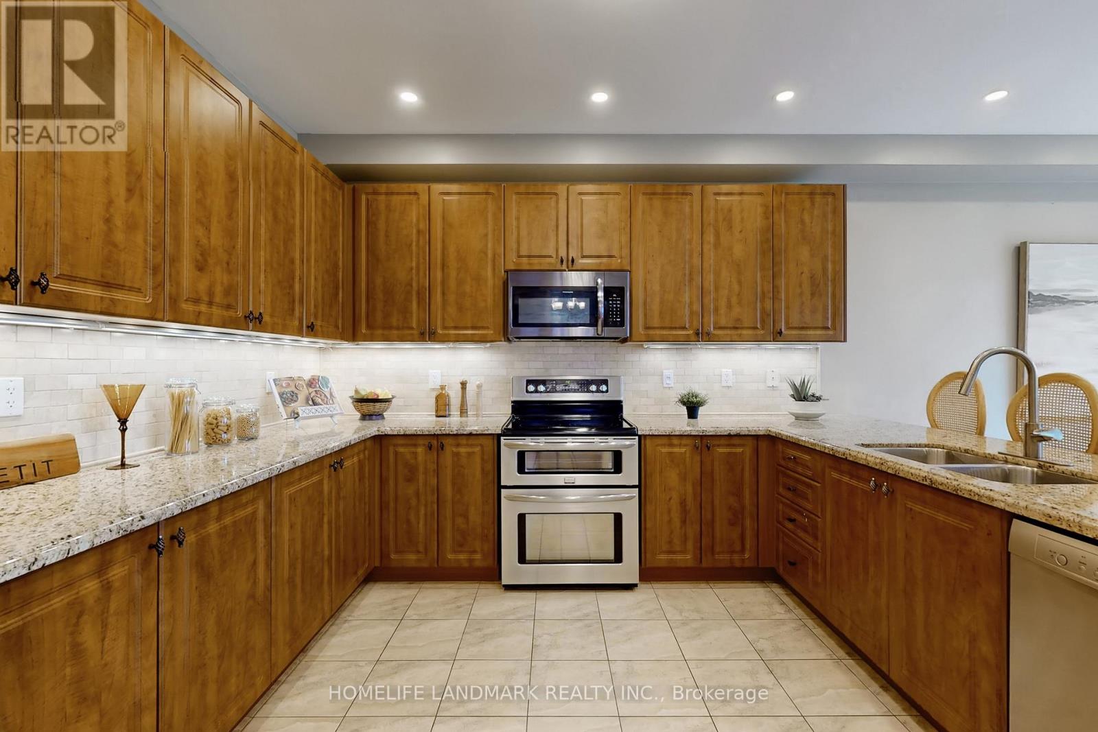 Photo 5 of 496 Foxcroft Boulevard, Newmarket ON