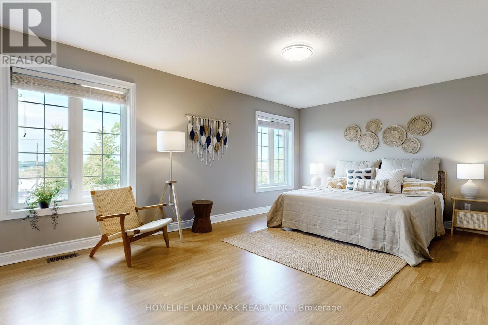 Photo 7 of 496 Foxcroft Boulevard, Newmarket ON