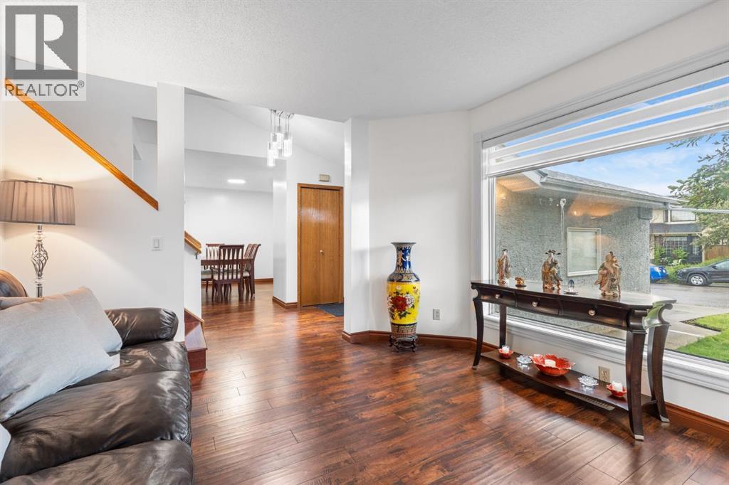 Photo 8 of 249 Applewood Place Se, Calgary AB