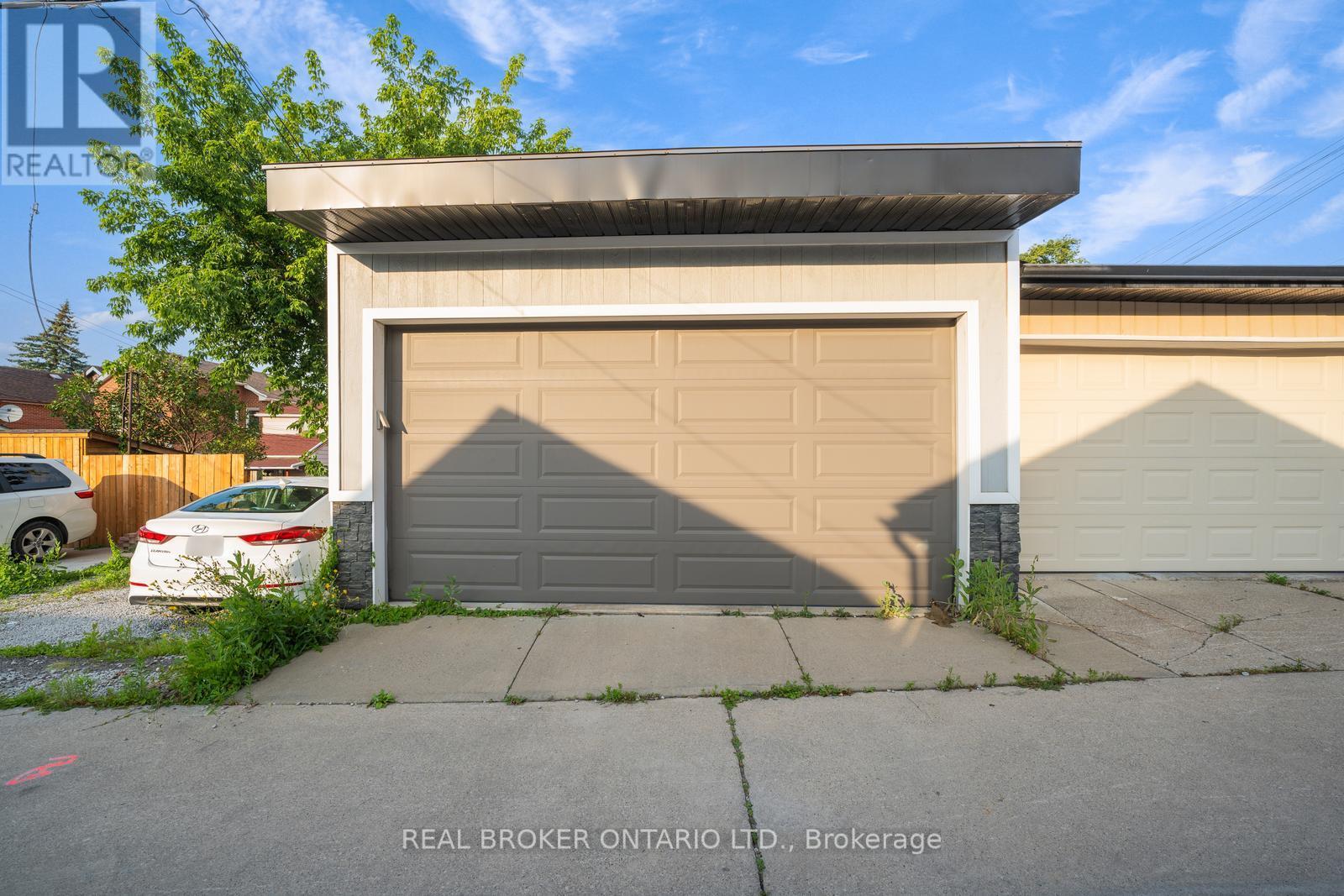 Photo 2 of Main 270 Mcroberts Avenue, Toronto ON
