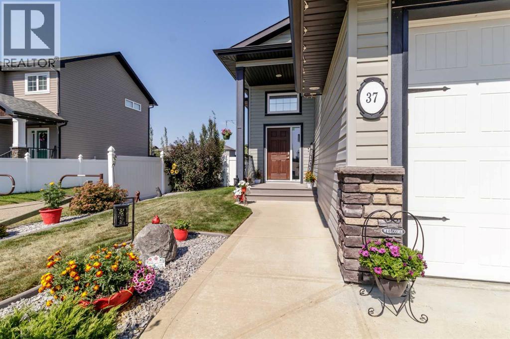 Photo 3 of 37 Churchill, Blackfalds AB