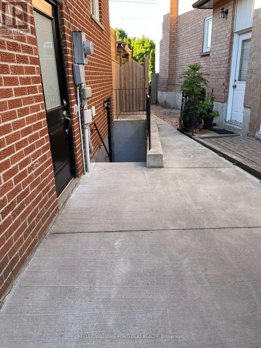 Photo 2 of 5 Charlton Boulevard, Toronto ON