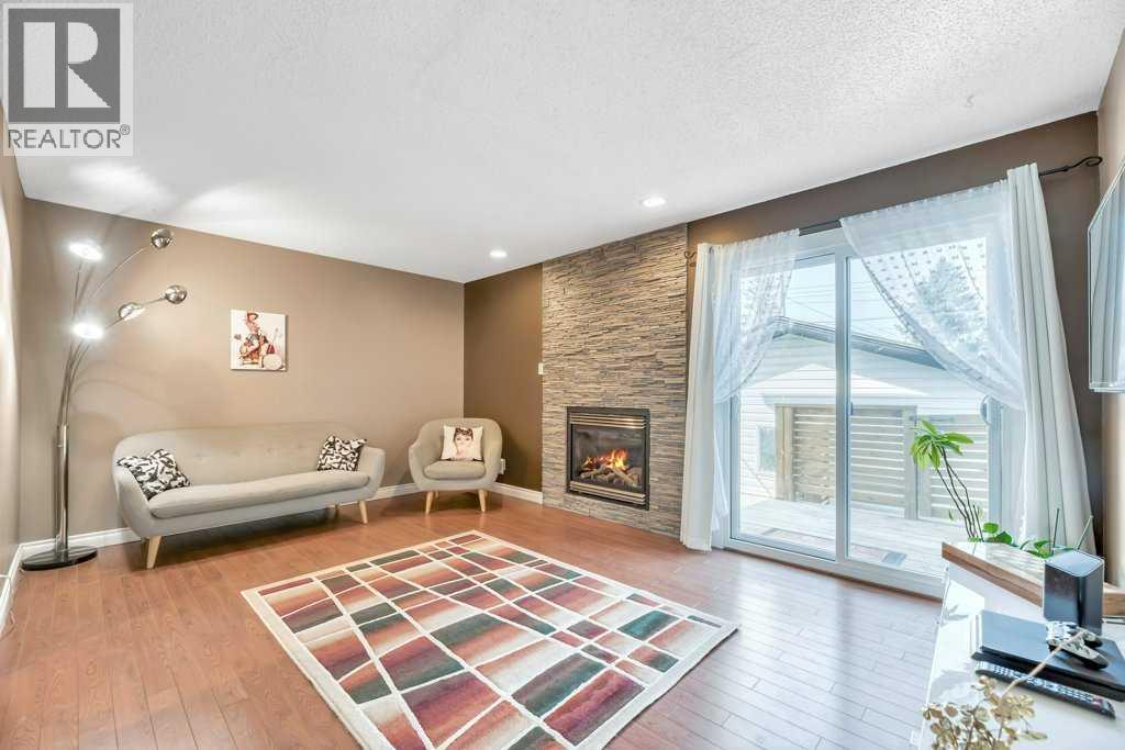 Photo 3 of 3112 107 Avenue Sw, Calgary AB