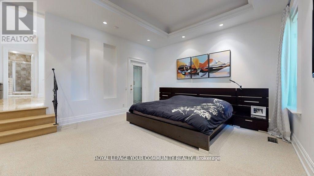 Photo 13 of 43 Denham Drive, Richmond Hill ON