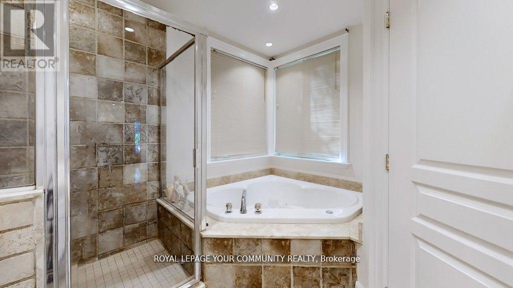Photo 19 of 43 Denham Drive, Richmond Hill ON