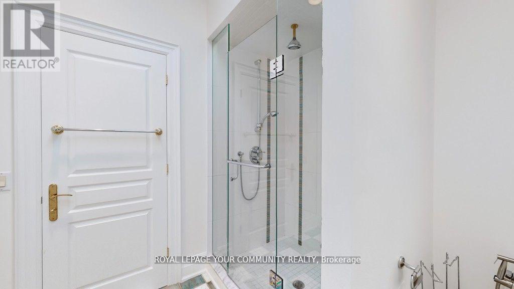 Photo 25 of 43 Denham Drive, Richmond Hill ON
