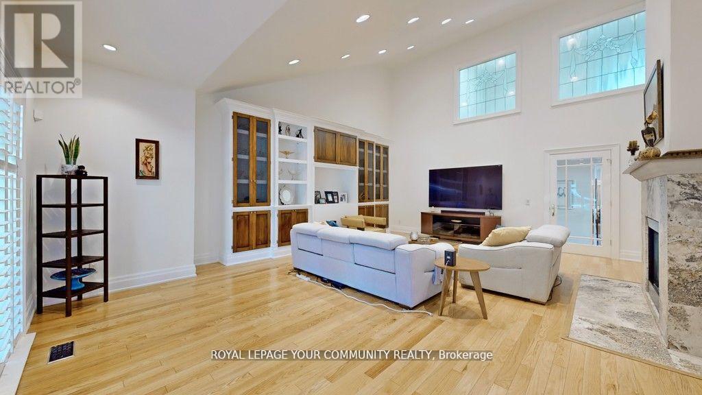 Photo 23 of 43 Denham Drive, Richmond Hill ON