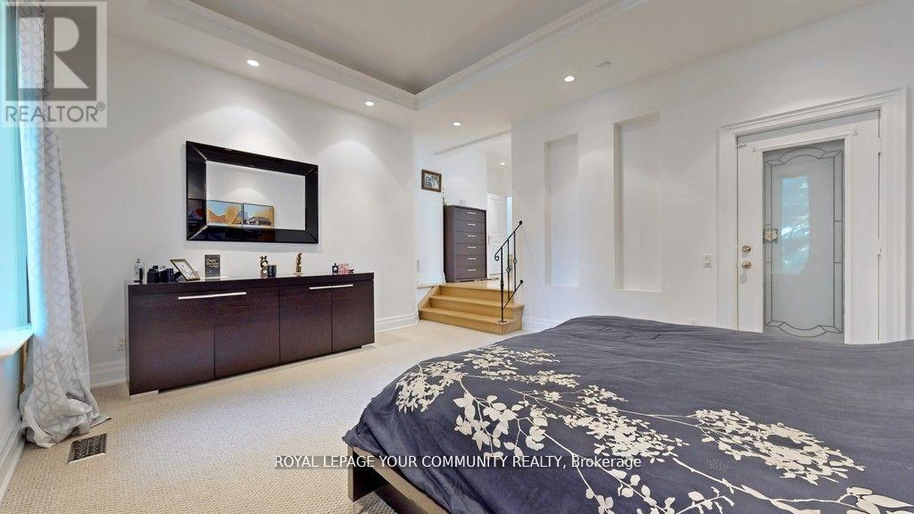 Photo 14 of 43 Denham Drive, Richmond Hill ON