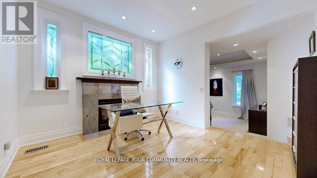 Photo 16 of 43 Denham Drive, Richmond Hill ON