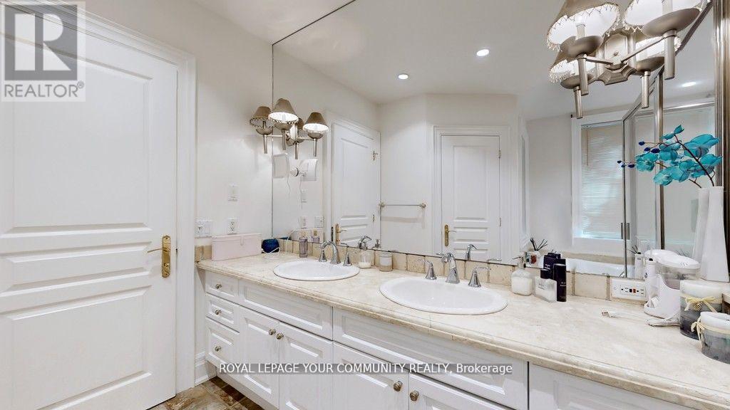 Photo 20 of 43 Denham Drive, Richmond Hill ON