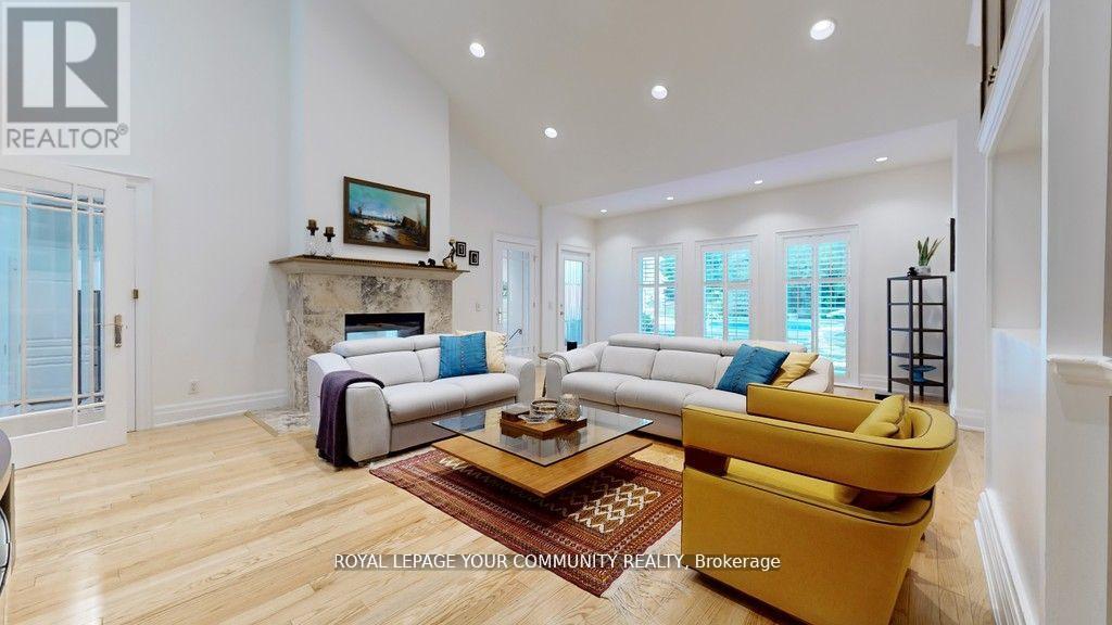 Photo 24 of 43 Denham Drive, Richmond Hill ON