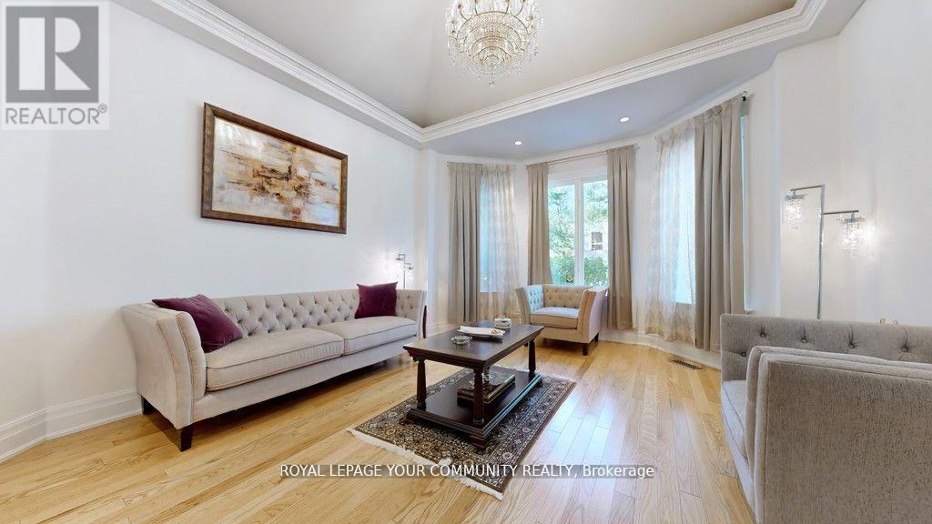Photo 6 of 43 Denham Drive, Richmond Hill ON
