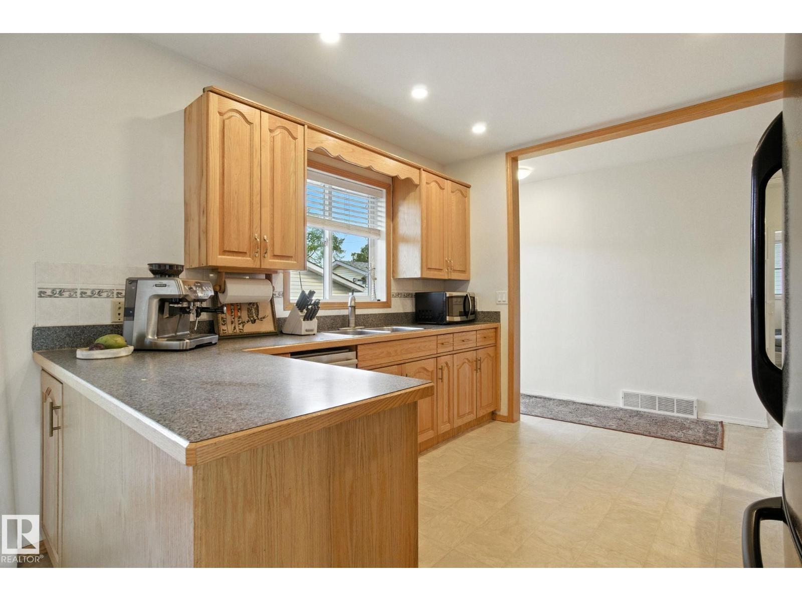Photo 12 of 9016 88 St Nw, Edmonton AB