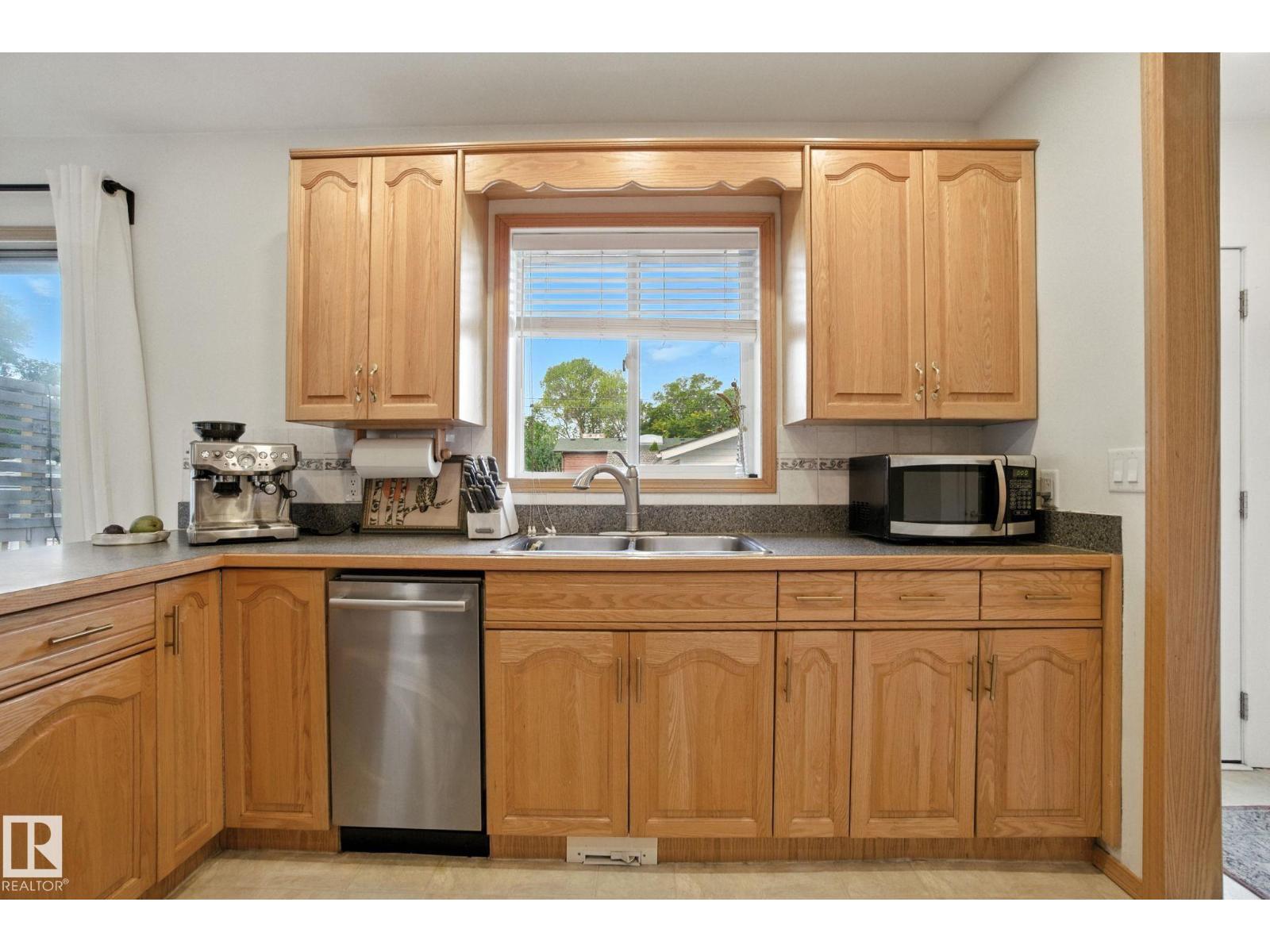 Photo 14 of 9016 88 St Nw, Edmonton AB
