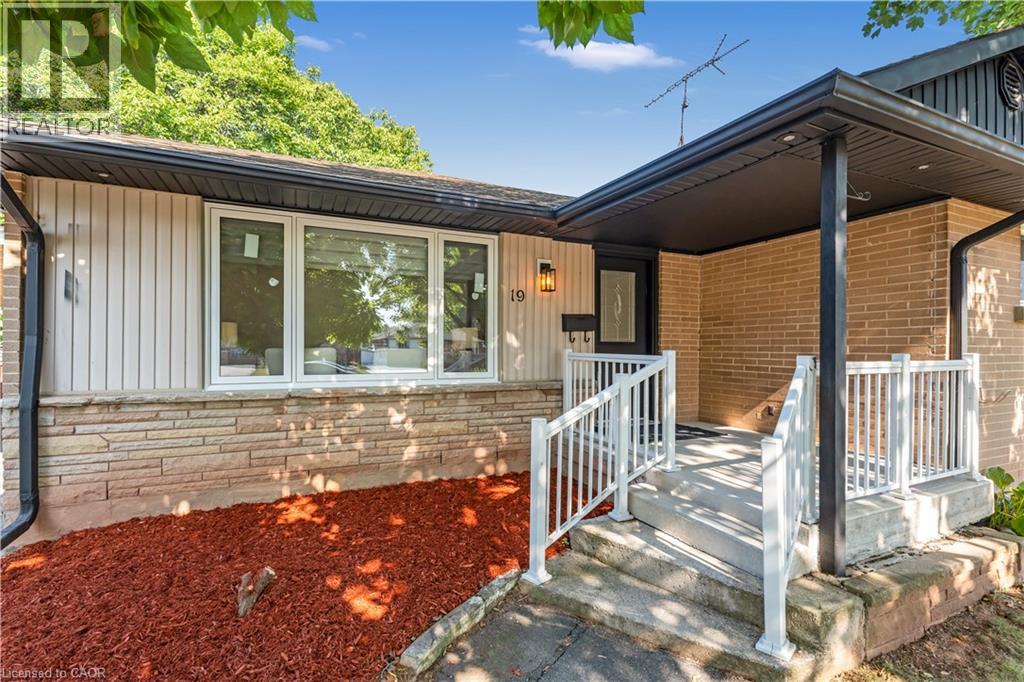 Photo 2 of 19 Old Orchard Avenue, Grimsby ON