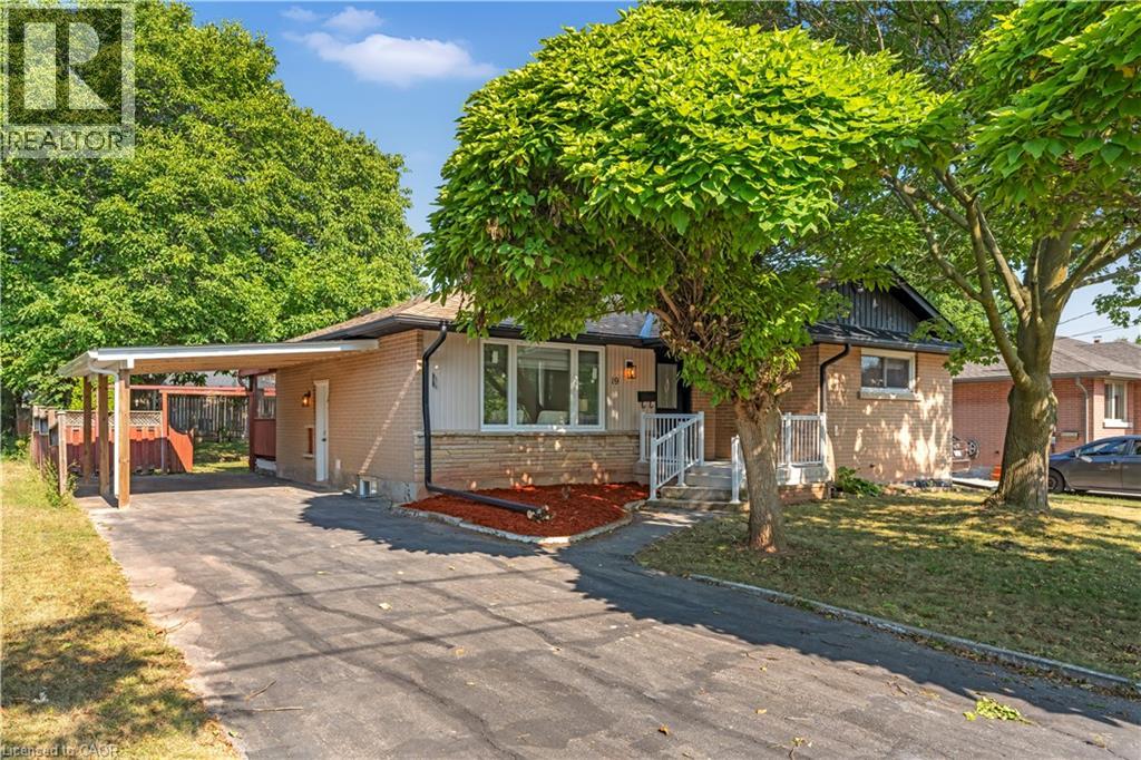 Photo 3 of 19 Old Orchard Avenue, Grimsby ON