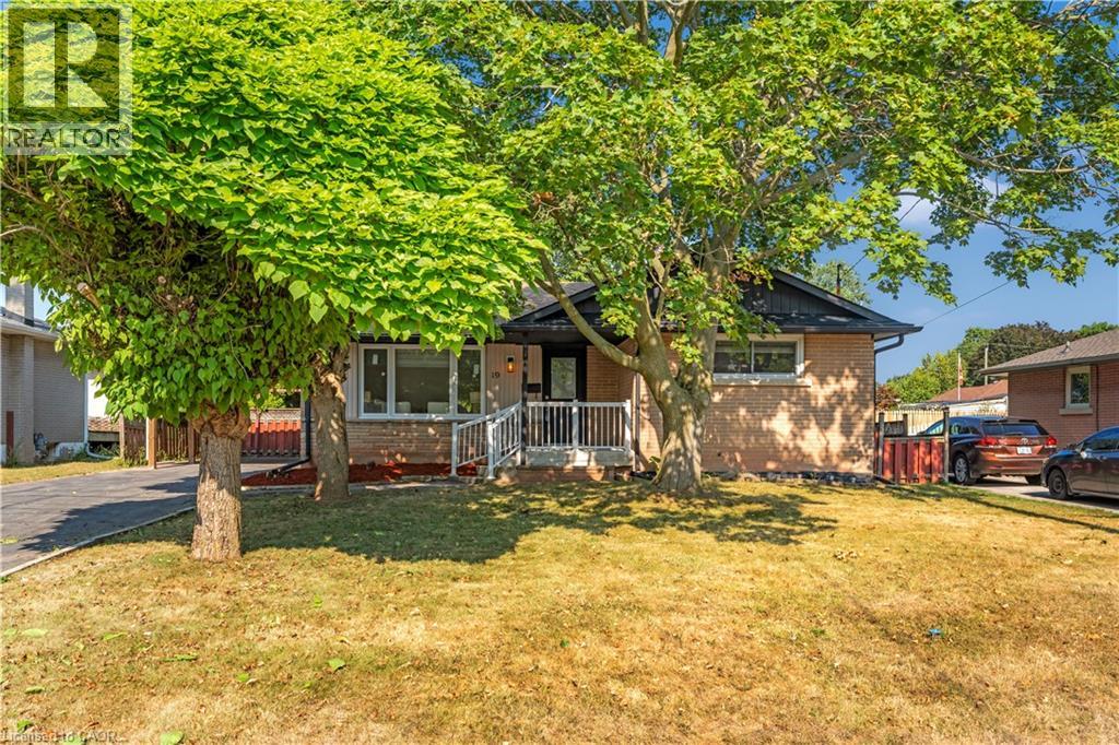 Photo 42 of 19 Old Orchard Avenue, Grimsby ON