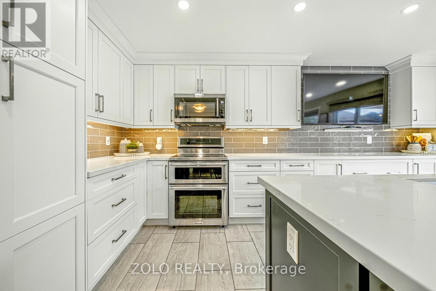 Photo 11 of 13 Glen Eagles Drive, Clarington ON