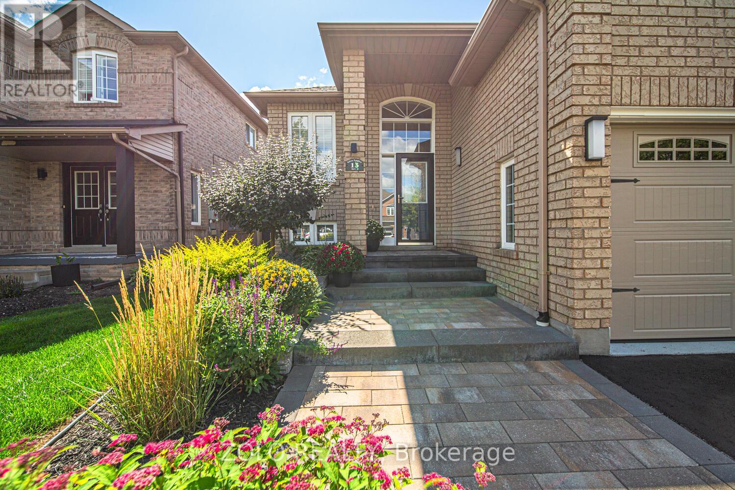Photo 2 of 13 Glen Eagles Drive, Clarington ON